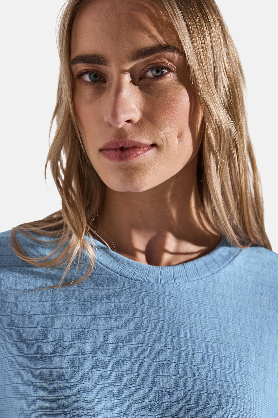 Top met korte mouwen blauw van Street One, in getextureerd tricot, gedragen door een model.