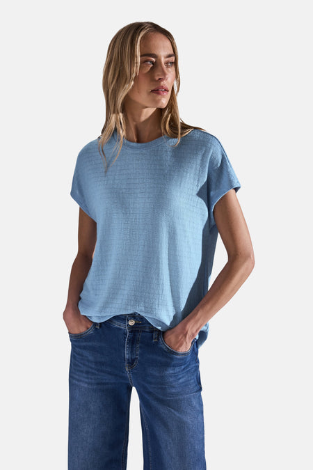Top met korte mouwen blauw van Street One gedragen met een spijkerbroek en handen in de zakken.