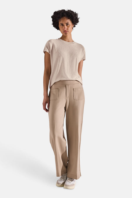 Top met korte mouwen beige van STREET ONE, gedragen met een beige broek met hoge taille en witte sneakers.
