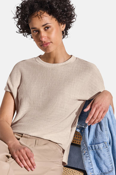 Top uni manches courtes beige de STREET ONE, porté avec un pantalon beige et une veste en jean.