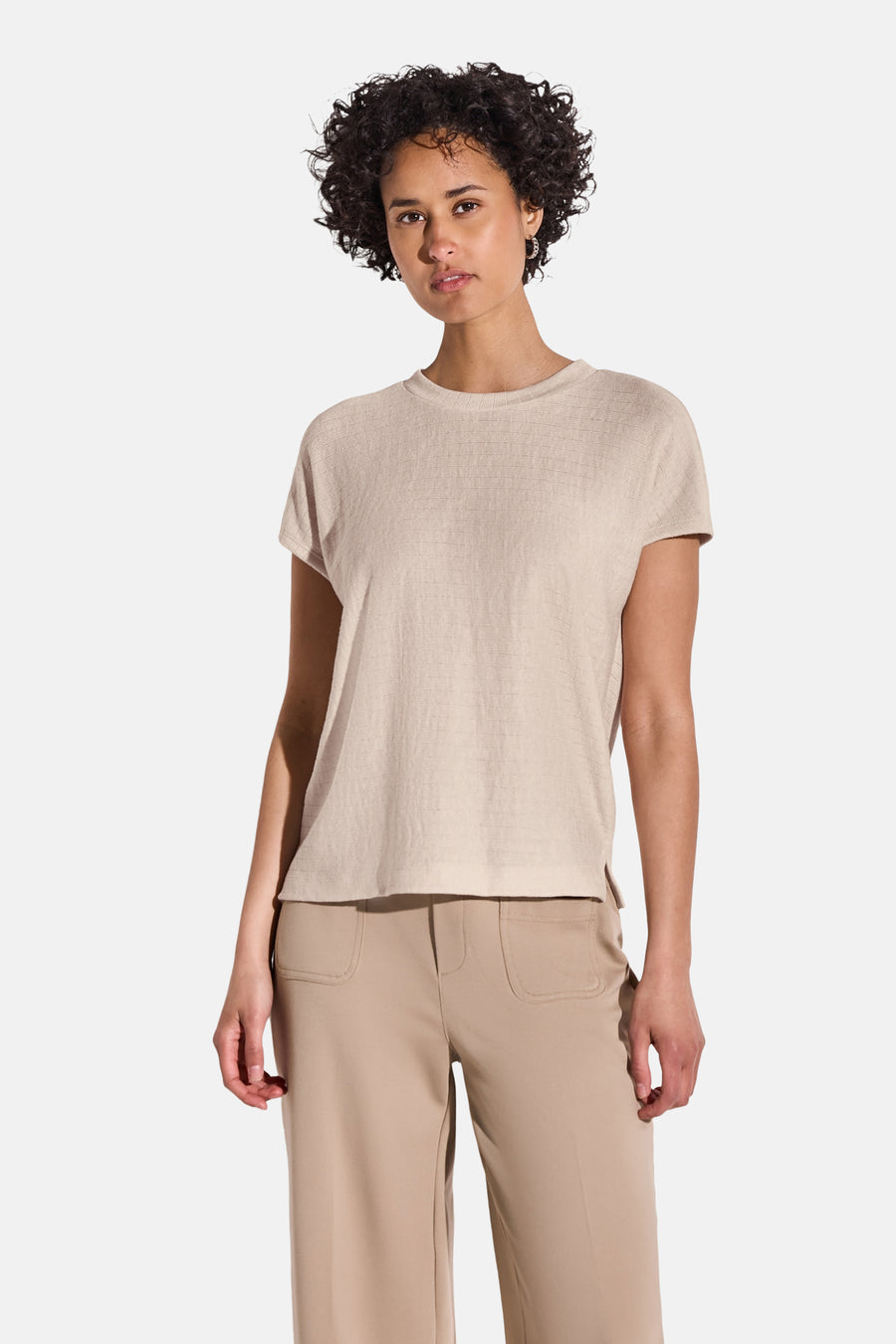 Top uni manches courtes beige de Street One, porté avec un pantalon beige uni.