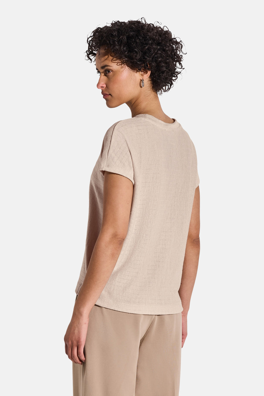 Top uni manches courtes beige de Street One, avec une texture subtile et porté avec un pantalon assorti.