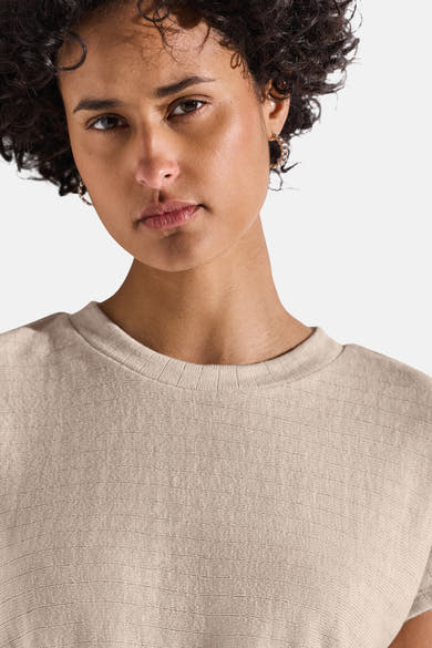 Top uni manches courtes beige de Street One, avec une texture tricotée fine et un col rond.