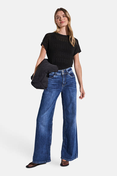 Top uni manches courtes noir de Street One, porté avec un jean taille haute évasé.