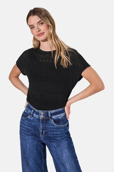 Top uni manches courtes noir de STREET ONE avec une texture ajourée et porté avec un jean taille haute.
