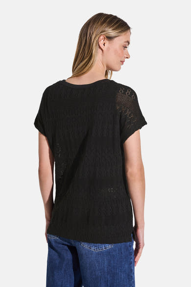 Top uni manches courtes noir de STREET ONE, avec motif ajouré sur l'ensemble et porté avec un jean bleu.
