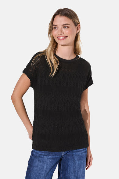Top uni manches courtes noir de STREET ONE avec motif ajouré porté avec un jean bleu.
