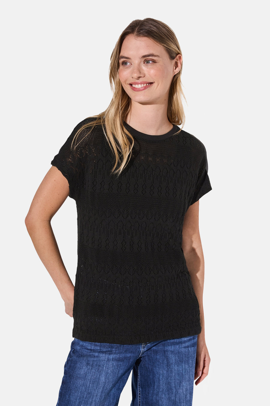 Top uni manches courtes noir de STREET ONE avec motif ajouré porté avec un jean bleu.
