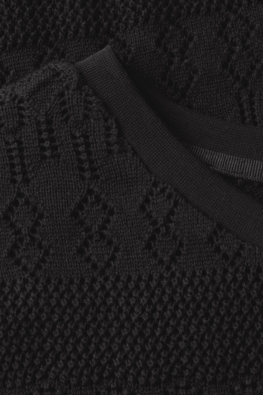 Top uni manches courtes noir de Street One avec une texture tricot ajourée.