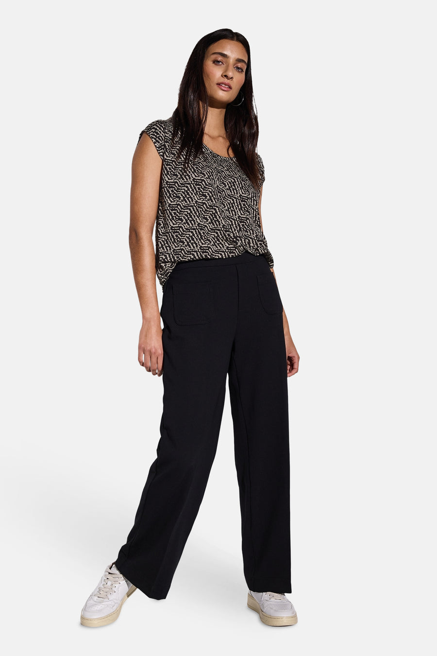Top uni manches courtes multicolore de STREET ONE avec un motif géométrique noir et blanc.