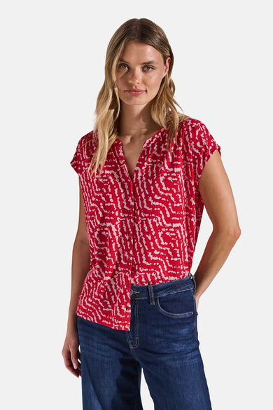 T-shirt à manches courtes rouge et blanc de Street One, avec un motif abstrait porté avec un jean bleu.
