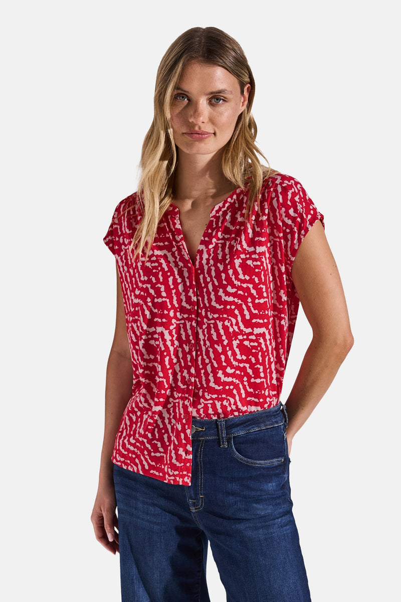 T-shirt à manches courtes rouge et blanc de Street One, avec un motif abstrait porté avec un jean bleu.
