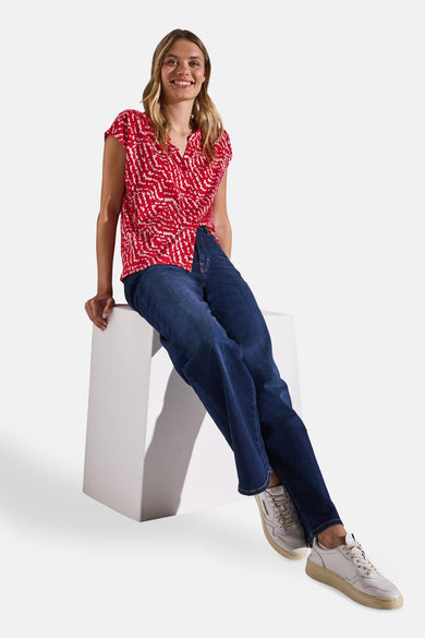 T-shirt à manches courtes rouge et blanc de STREET ONE, porté avec un jean bleu et des baskets.