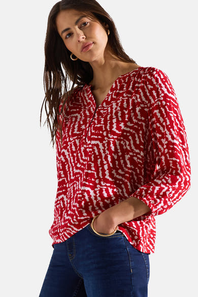 Chemisier à manches longues rouge et blanc de Street One avec motif abstrait et détails plissés.