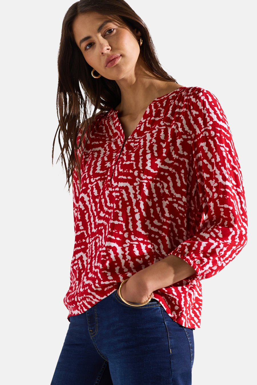 Chemisier à manches longues rouge et blanc de Street One avec motif abstrait et détails plissés.