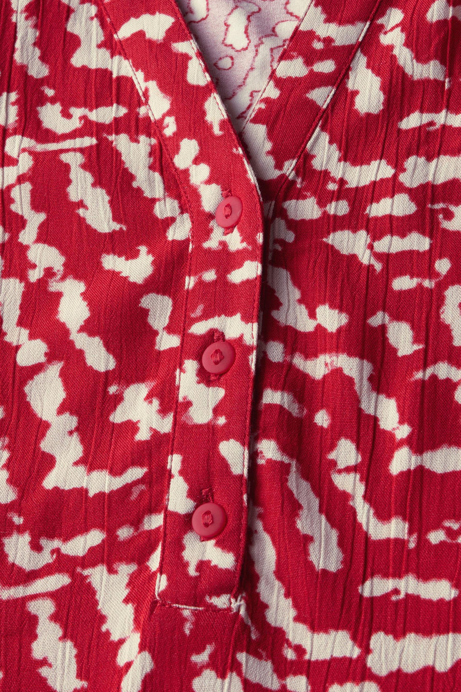 Chemisier à manches longues multicolore de STREET ONE, à imprimé abstrait rouge et blanc, avec patte de boutonnage.
