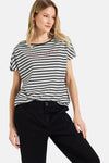Top uni à rayures noires et blanches de Street One, porté avec un pantalon noir.