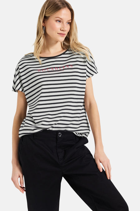 Top met zwart-witte strepen van Street One, gedragen met een zwarte broek.
