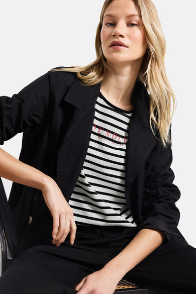 Top uni manches courtes multicolore de Street One, porté avec une veste noire ouverte et un pantalon noir.