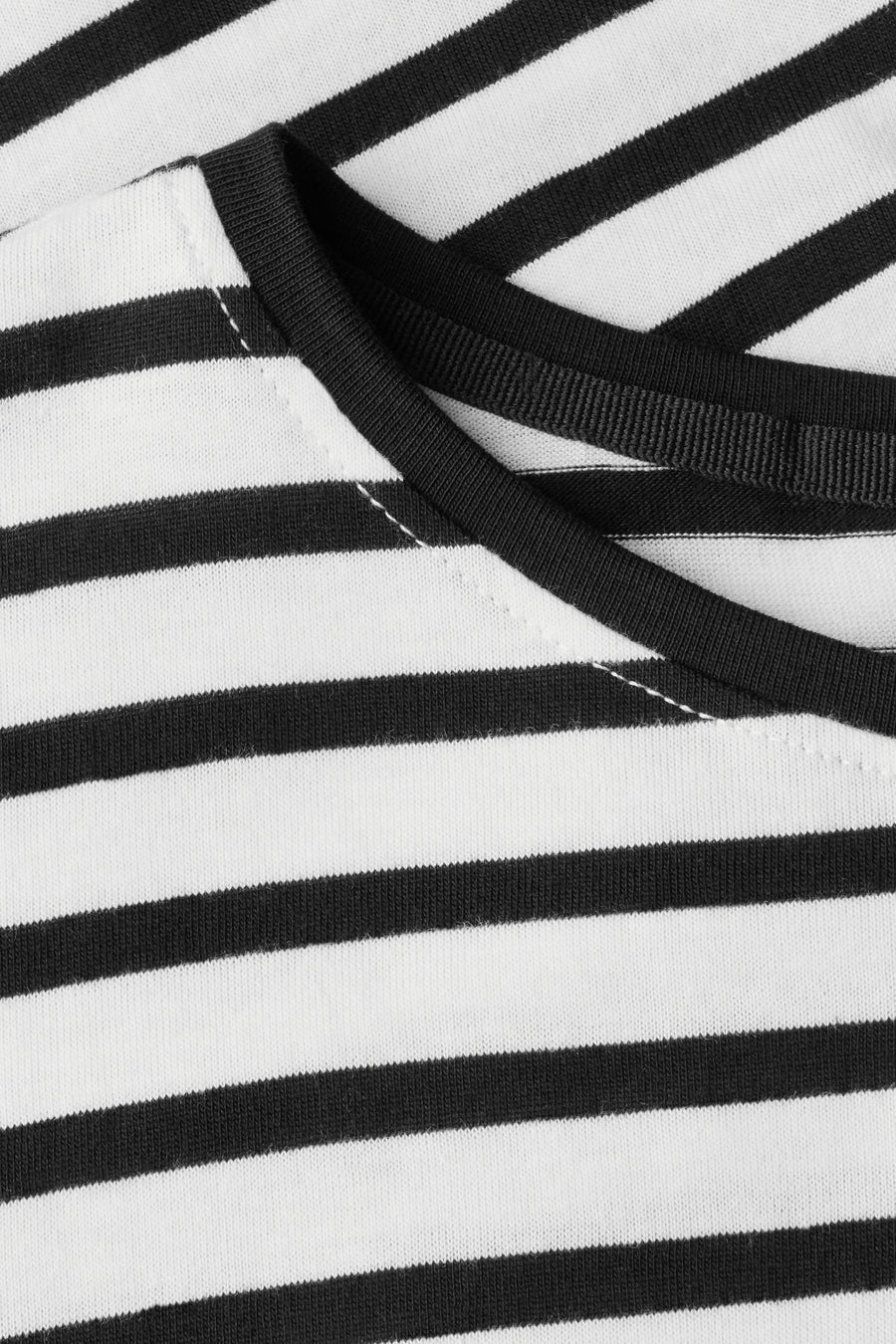 Top uni manches courtes multicolore de Street One à rayures horizontales noires et blanches, avec col rond noir.
