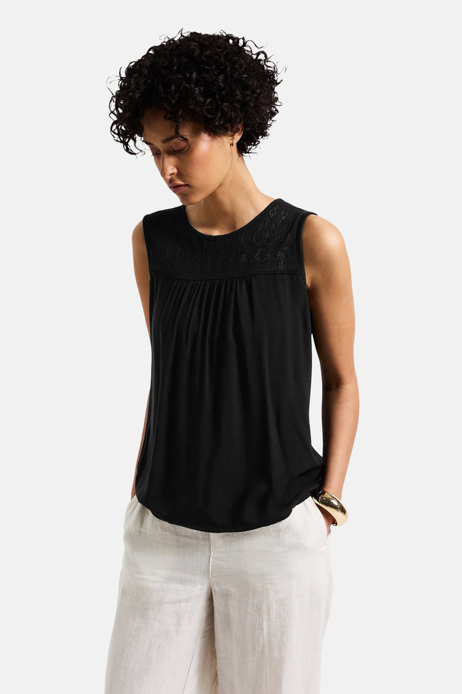 Zwart mouwloos overhemd van Street One met kanten inzetstuk en beige broek.