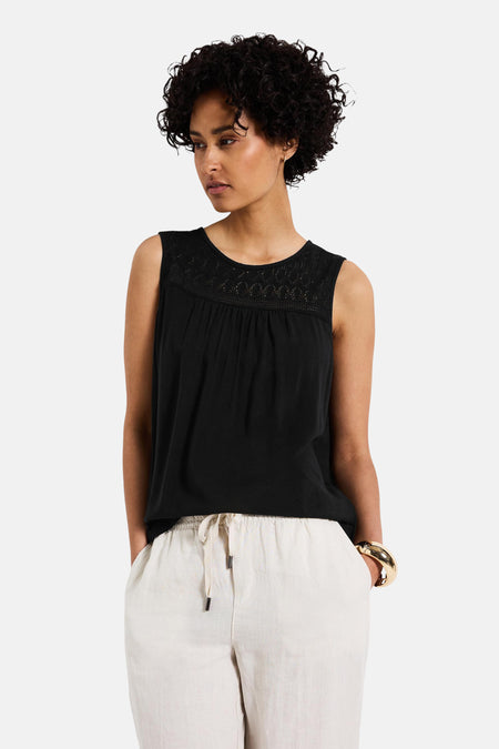 Zwart mouwloos overhemd van STREET ONE met kanten inzetstuk en gebroken witte broek met trekkoord.