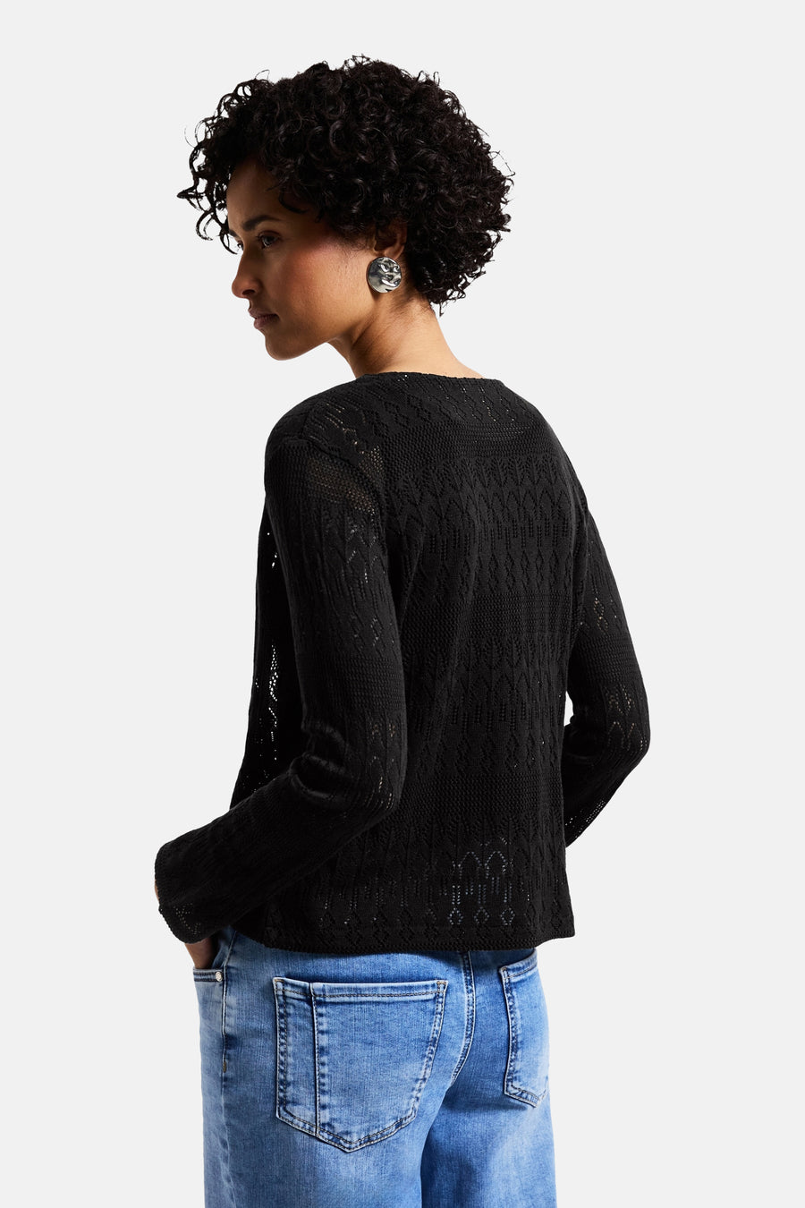 Zwarte gilet van STREET ONE, met ajourpatroon, gedragen met een blauwe jeans.