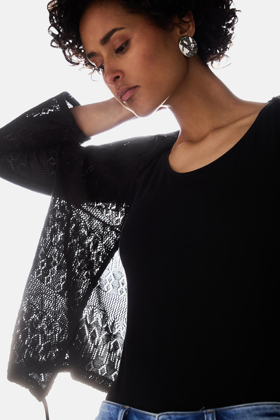 Gilet noir uni de Street One, avec motif ajouré porté sur un t-shirt noir.