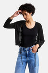 Effenk zwart vest van Street One, met een opengewerkt patroon gedragen over een zwart T-shirt.
