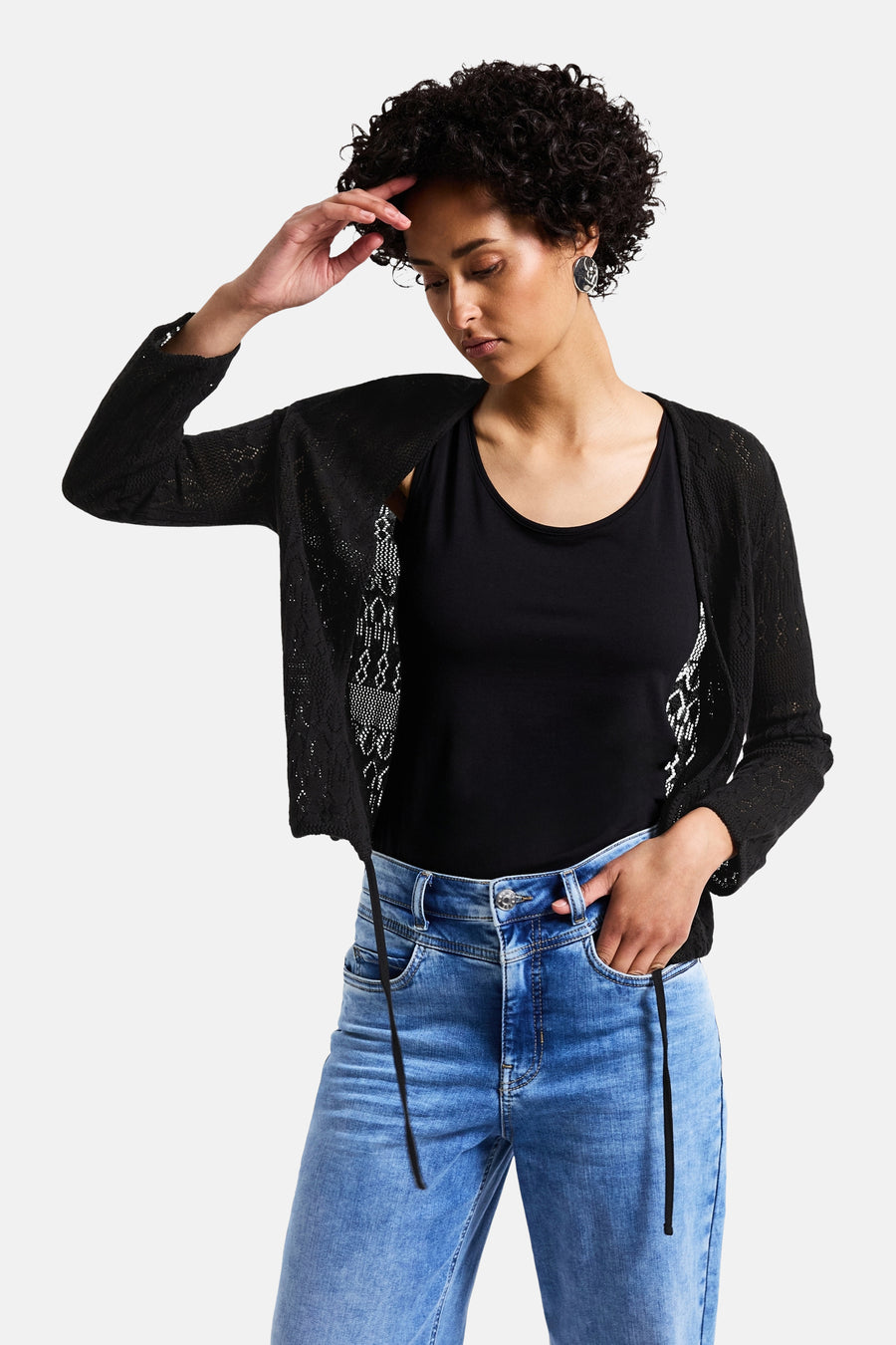 Effenk zwart vest van Street One, met een opengewerkt patroon gedragen over een zwart T-shirt.