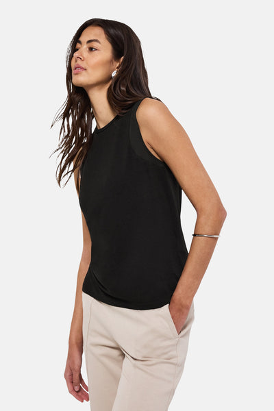 Top sans manches noir de Street One, porté avec un pantalon beige et un bracelet argenté.