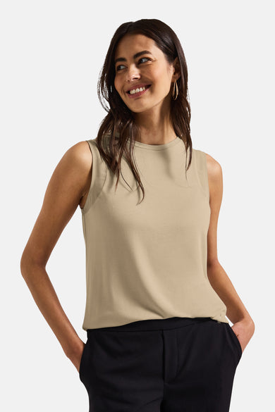 Beige mouwloze top van Street One, gedragen met een zwarte broek en een bruine tas.
