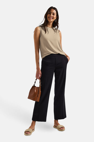 Top sans manches beige de Street One, porté avec un pantalon noir et un sac marron.