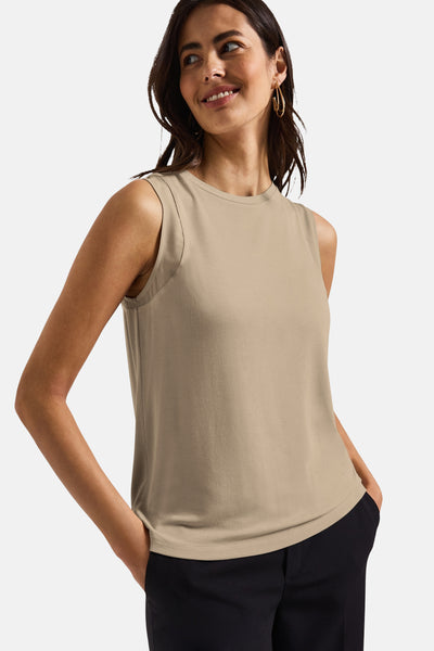 Top sans manches beige de Street One, porté avec un pantalon noir et des boucles d'oreilles dorées.
