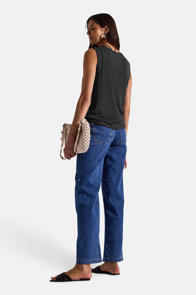 Top sans manches gris de Street One, porté avec un jean bleu et un sac en macramé.