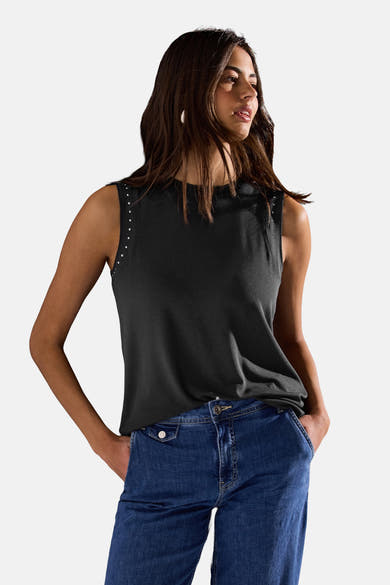 Top sans manches gris de Street One avec des ornements de bijoux aux épaules et un jean bleu.