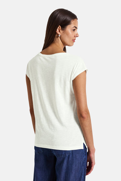 Top met korte mouwen wit van STREET ONE, gedragen met een wijde blauwe broek.