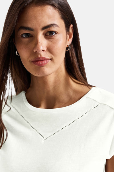 Top uni manches courtes blanc de STREET ONE avec empiècement en V orné de détails perforés.