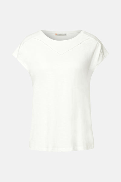 Top uni manches courtes blanc de Street One, avec détail ajouré en forme de V à l'encolure.
