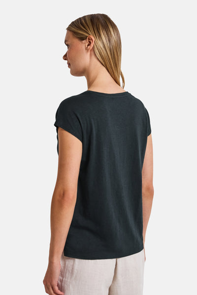 Top met korte mouwen groen van STREET ONE, achterkant, gedragen met een lichte broek.