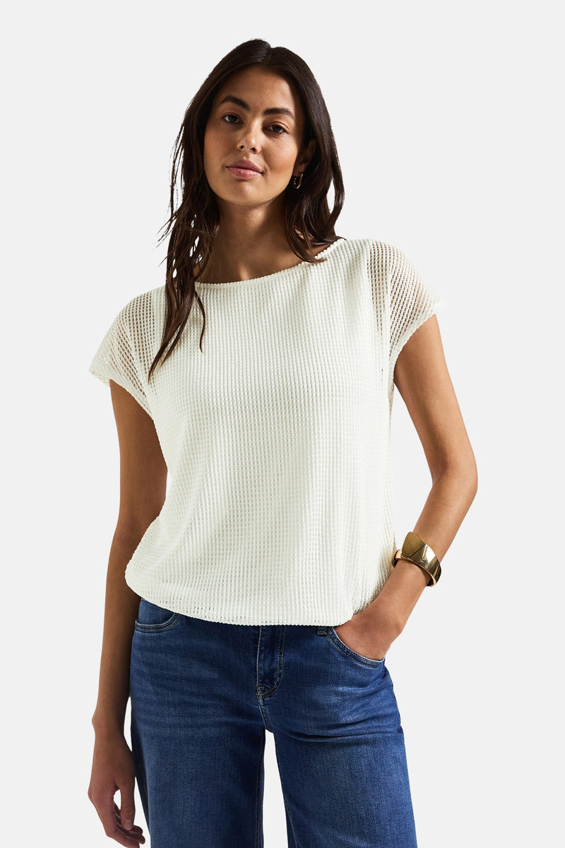 Wit T-shirt met korte mouwen van Street One, gedragen met een blauwe jeans.