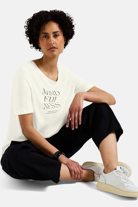 Wit T-shirt met korte mouwen van Street One, met opschrift "Mindfulness", gedragen met een zwarte broek.