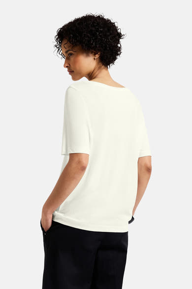 Wit T-shirt met korte mouwen van STREET ONE, gedragen met een zwarte broek, achtergezicht.
