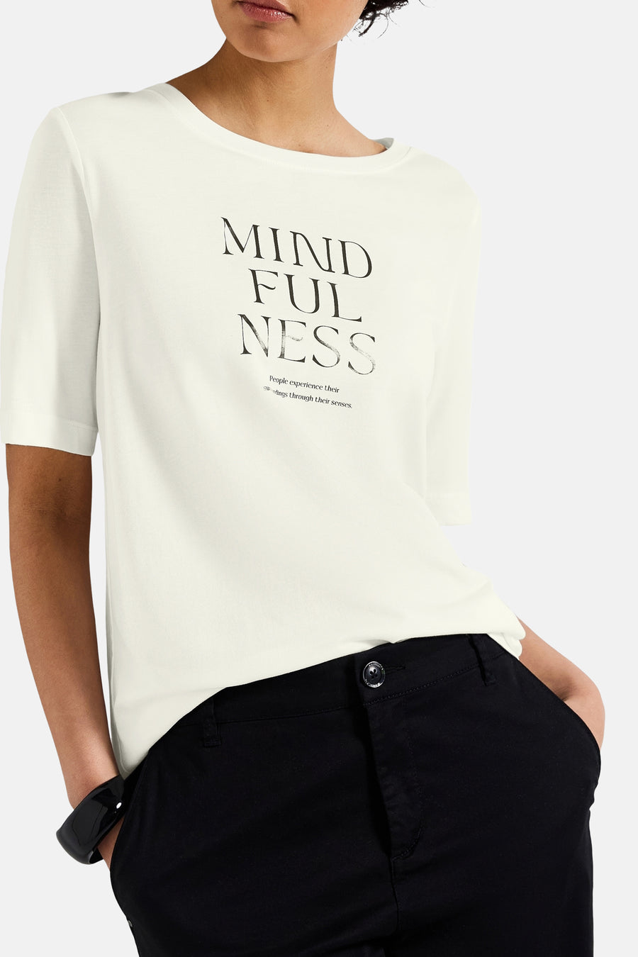 Wit T-shirt met korte mouwen van Street One met de tekst "Mindfulness", gedragen met een zwarte broek.