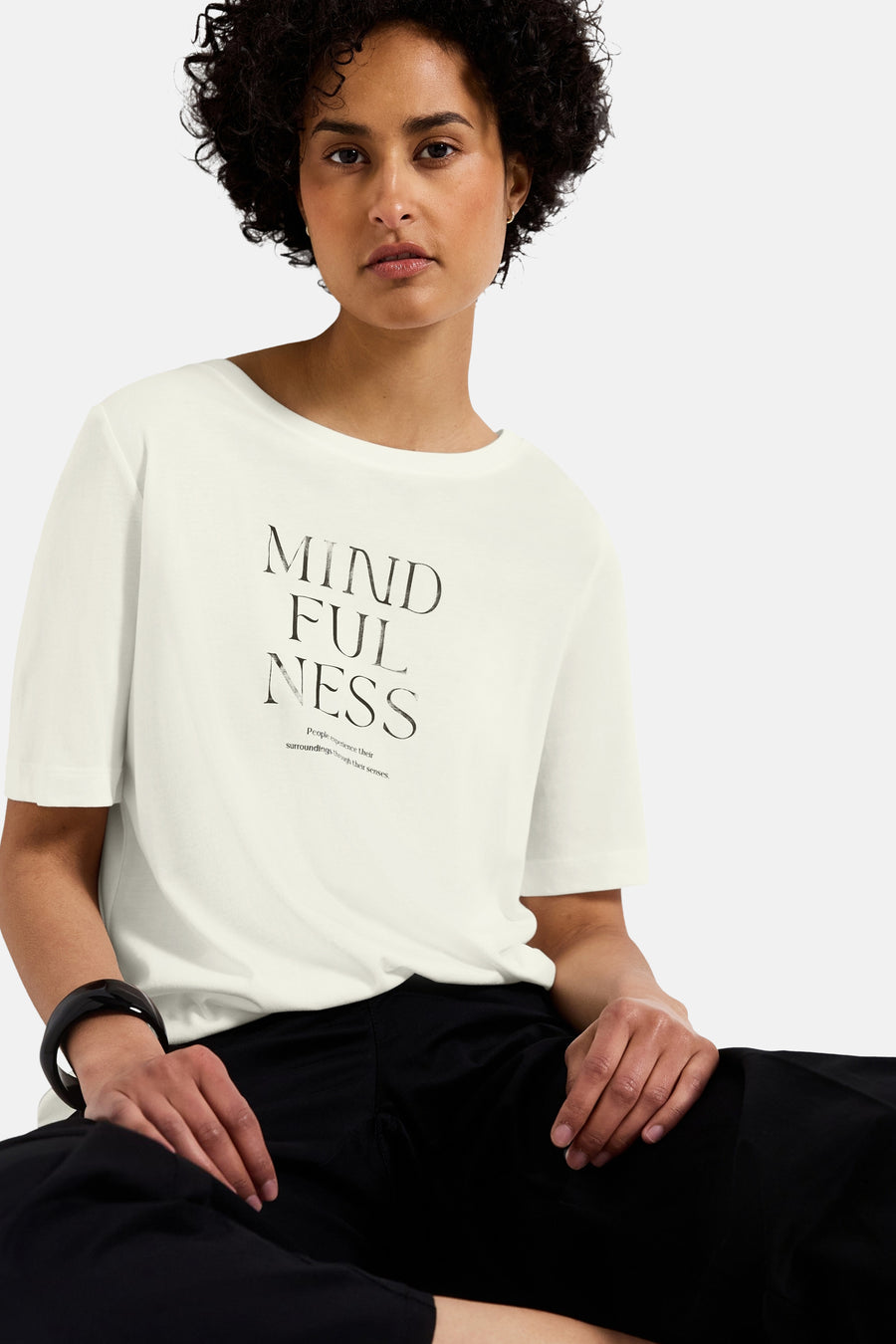Wit T-shirt met korte mouwen van Street One, met centrale opdruk en zwarte broek.