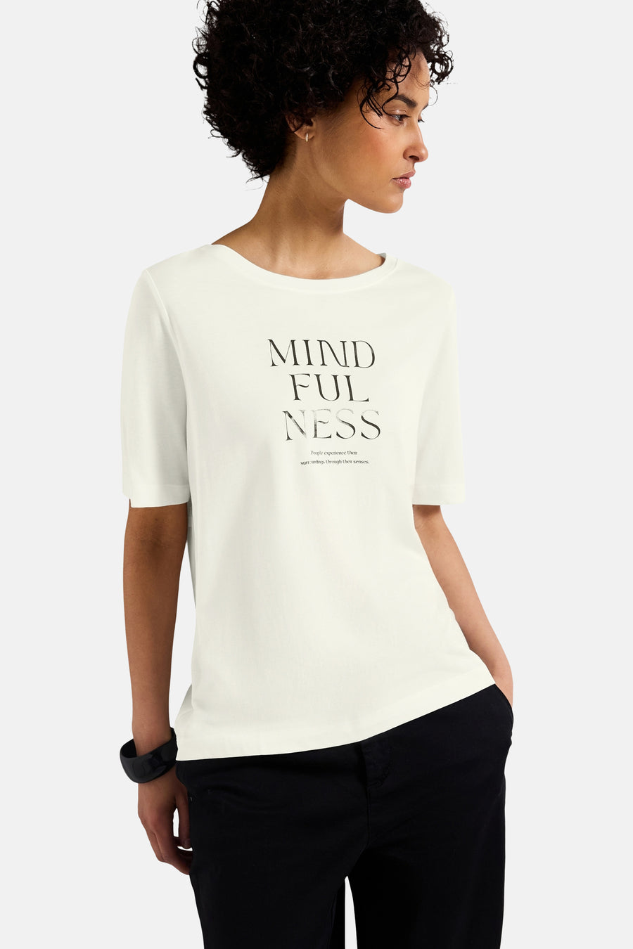 Gebroken witte T-shirt met korte mouwen van Street One, met grafische print voor, gedragen met een zwarte broek.