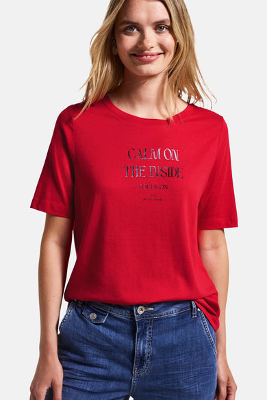 Rode T-shirt met korte mouwen van Street One, met een gedrukt patroon voorop, gedragen met een ruime jeansbroek.