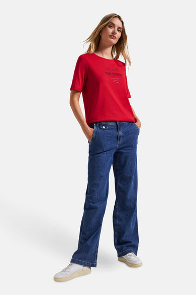 T-shirt rouge à manches courtes de Street One, avec un motif imprimé devant, porté avec un pantalon en jean ample.
