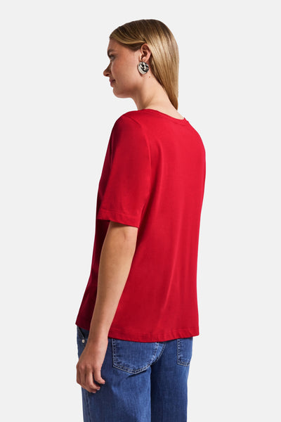 Rode t-shirt met korte mouwen van STREET ONE, gedragen met een jeansbroek, zijkant.