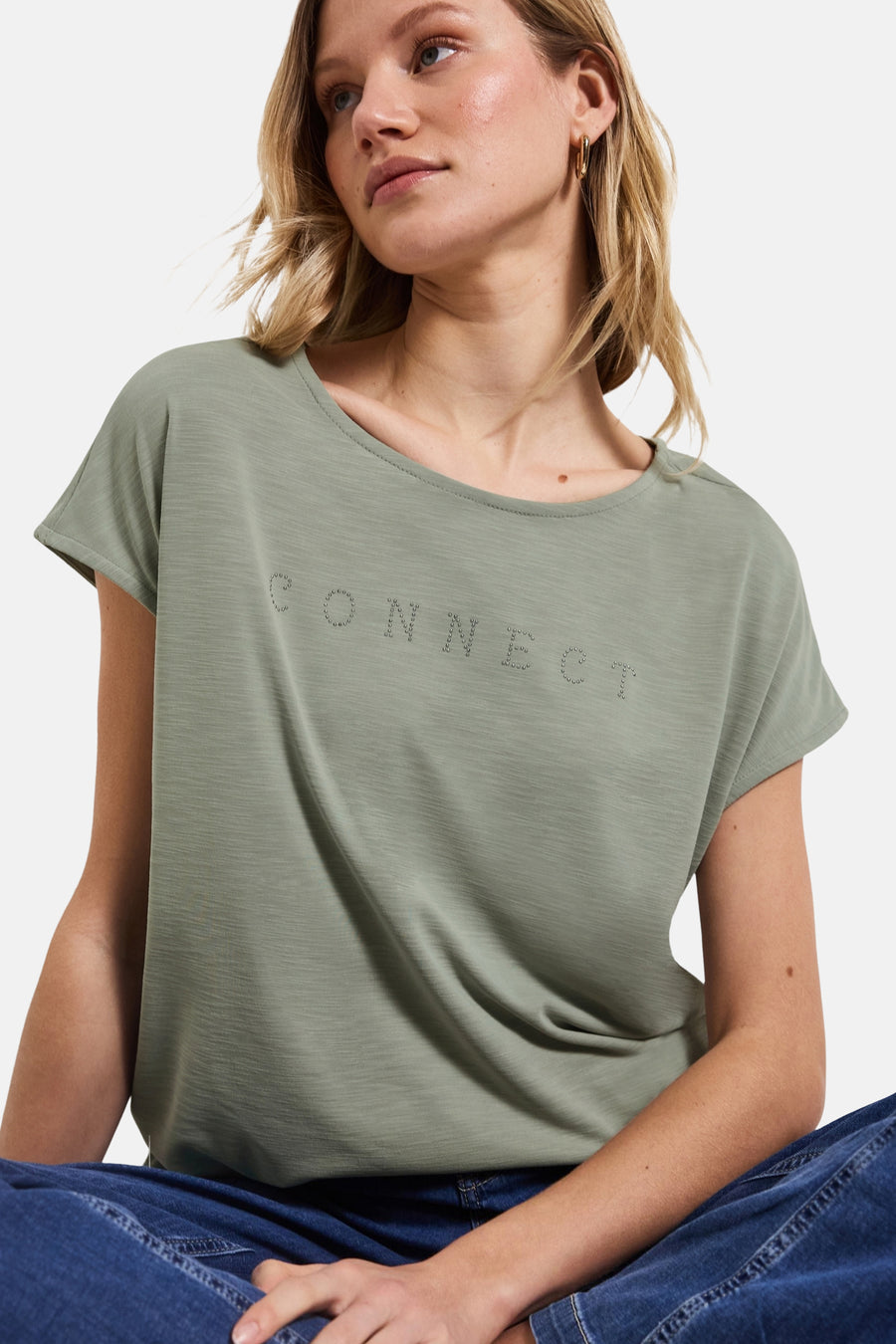 Top met korte mouwen in het groen van Street One met het woord "CONNECT" in strass op de voorkant.